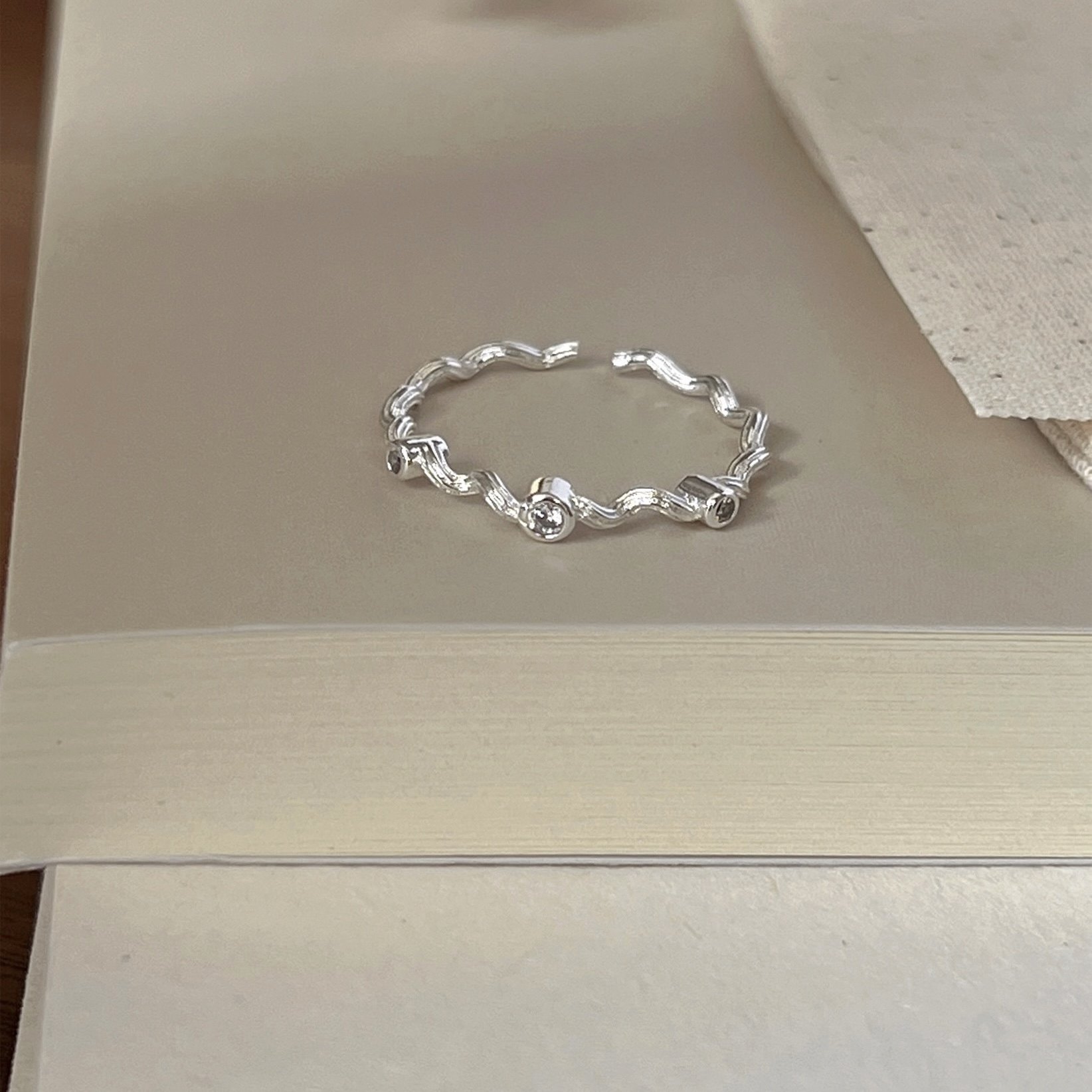 Minimalist design new plain band ring for women a hot seller among female students featuring a touch of luxury and sophistication versatile with adjustable opening