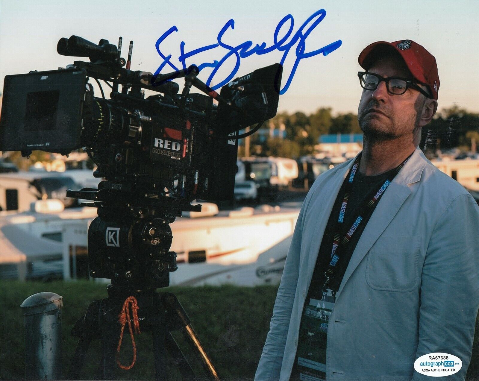 STEVEN SODERBERGH signed (MOVIE DIRECTOR) OCEANS 8X10 *PROOF* ACOA Authentic #1