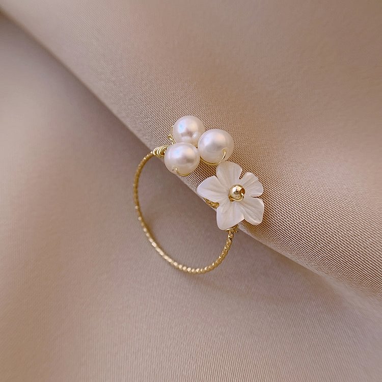 'Full Bloom' White Flower Ring