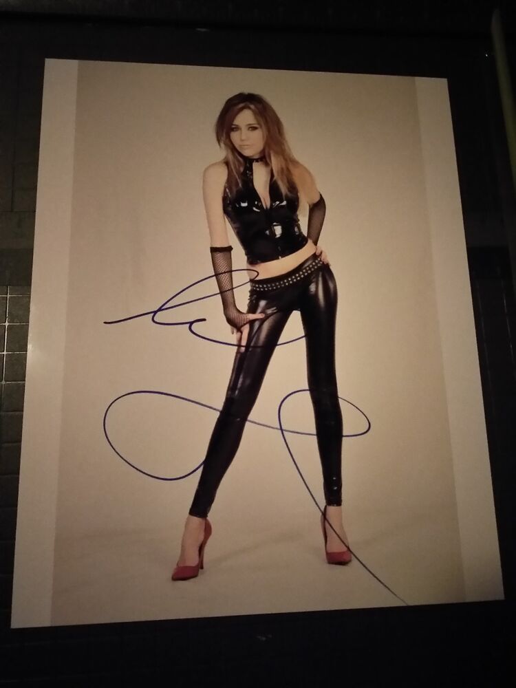 Miley Cyrus signed 8x10