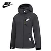 NIKE&reg; női sz&eacute;l- &eacute;s v&iacute;z&aacute;ll&oacute; kab&aacute;t l&eacute;g&aacute;teresztő GORE-TEX&reg; membr&aacute;nnal a meleg &eacute;s k&eacute;nyelmes viselet&eacute;rt.