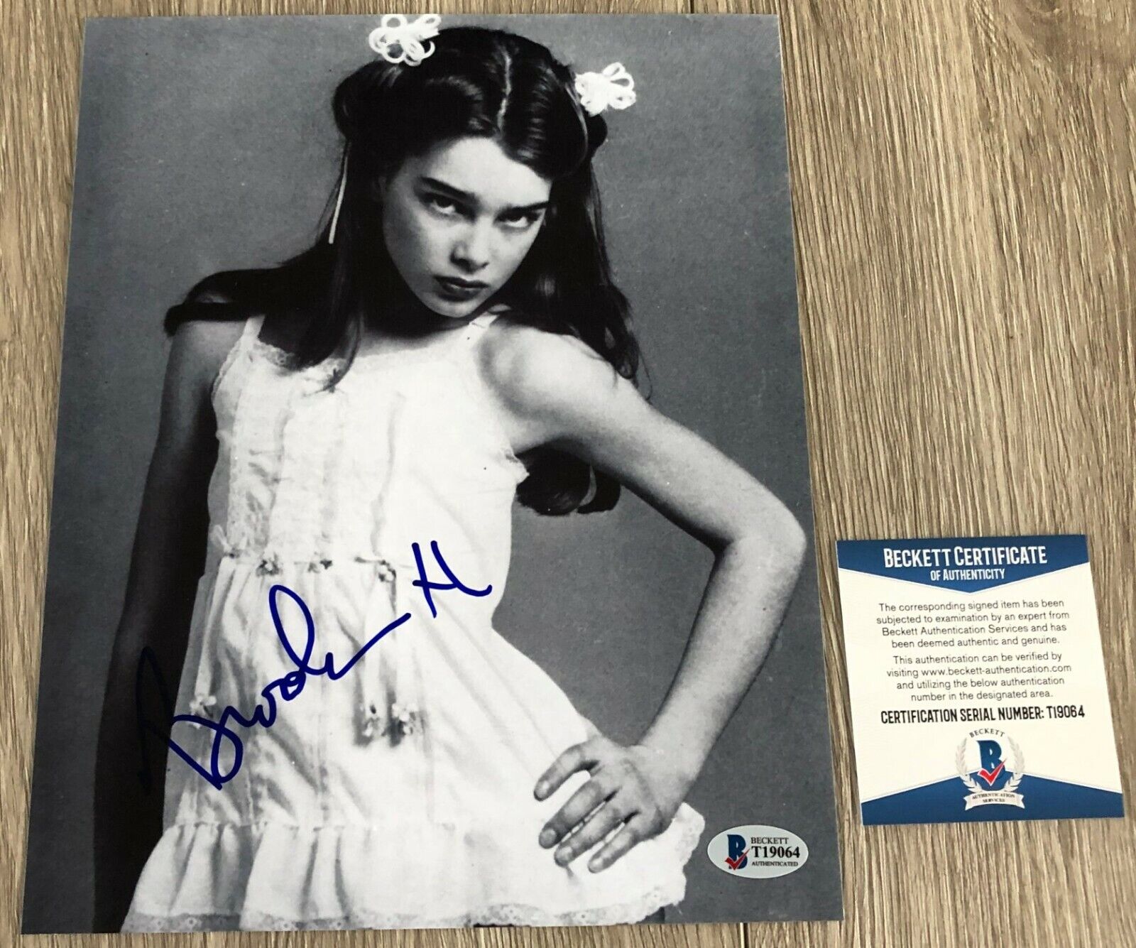 BROOKE SHIELDS SIGNED PRETTY BABY VIOLET 8x10 Photo Poster painting w/PROOF & BAS BECKETT COA