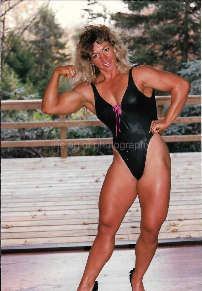 PRETTY BUFF WOMAN 80's 90's FOUND Photo Poster painting Color MUSCLE GIRL Original EN 110 30 R