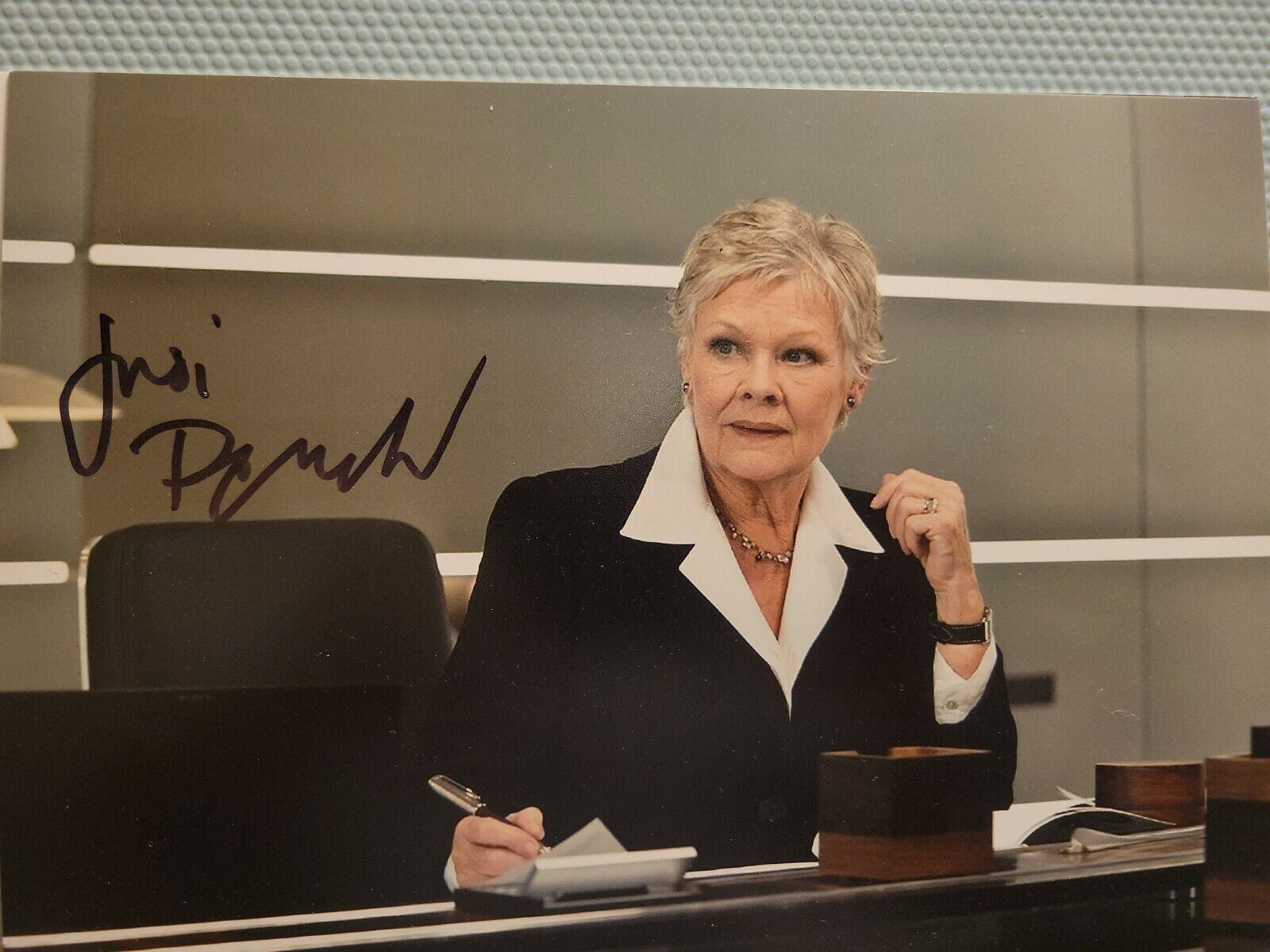 DAME JUDI DENCH SIGNED AUTOGRAPHED 8x10 Photo Poster painting M JAMES BOND 007 RARE