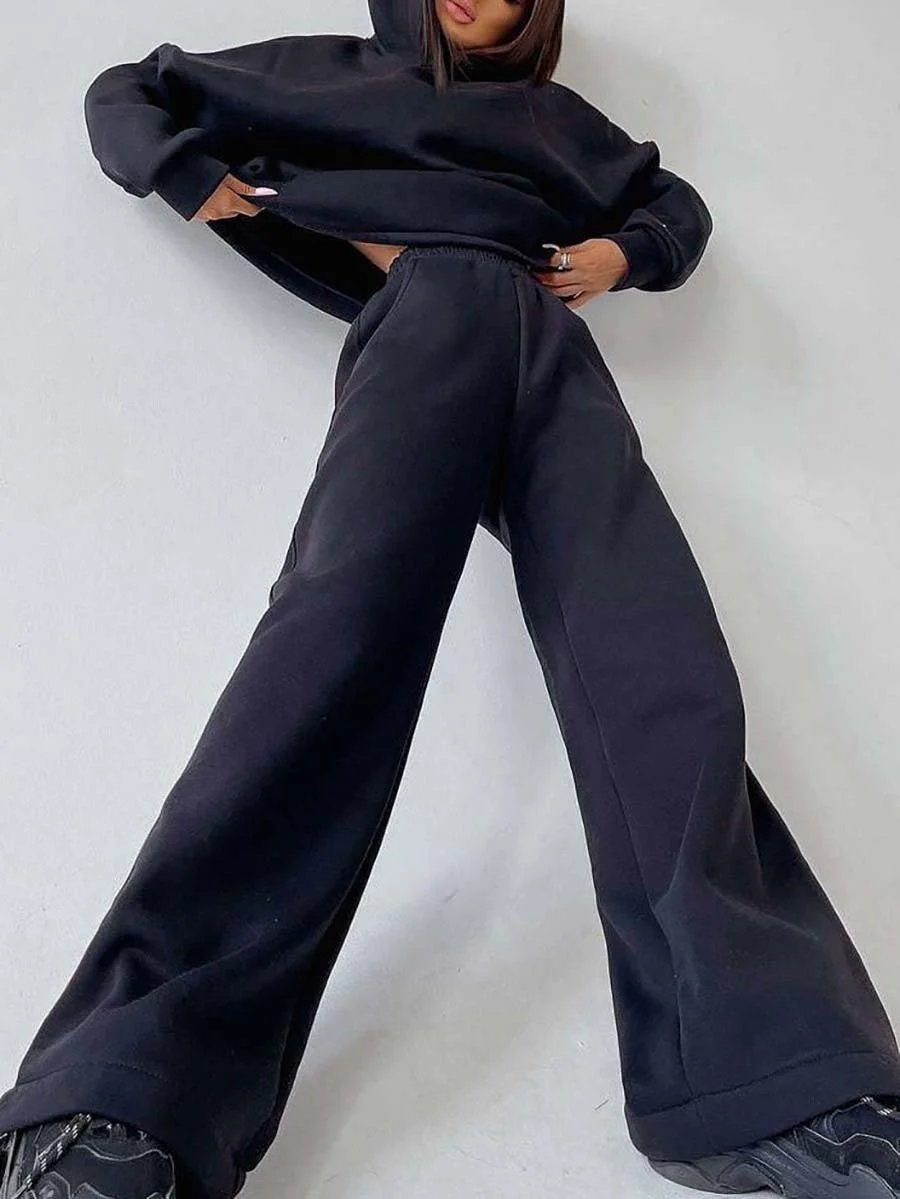 Two-piece suit of solid color hoodie with pockets and sweatpants