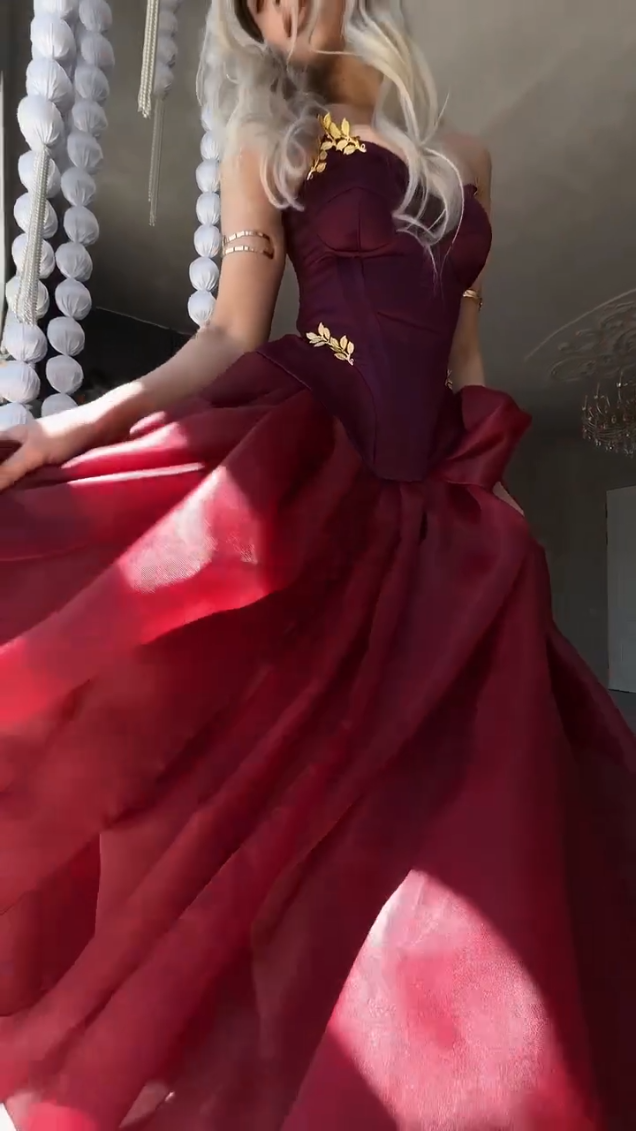 Gorgeous V-Neck Strapless Sweetheart Sleeveless High-Waisted Long Pleated Prom Dress Wellcucu PM0146