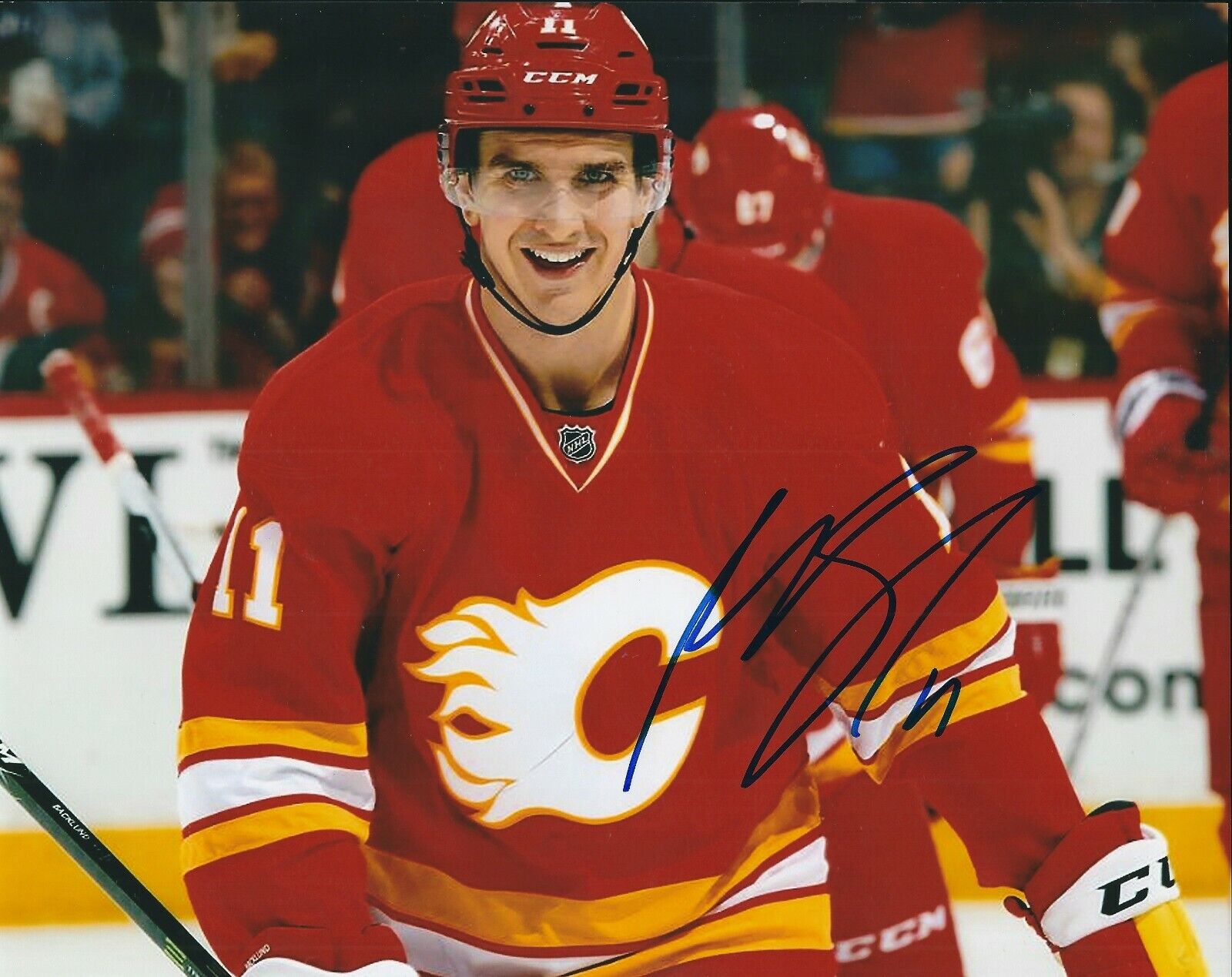 Signed 8x10 MIKAEL BACKLUND Calgary Flames Autographed Photo Poster painting - COA