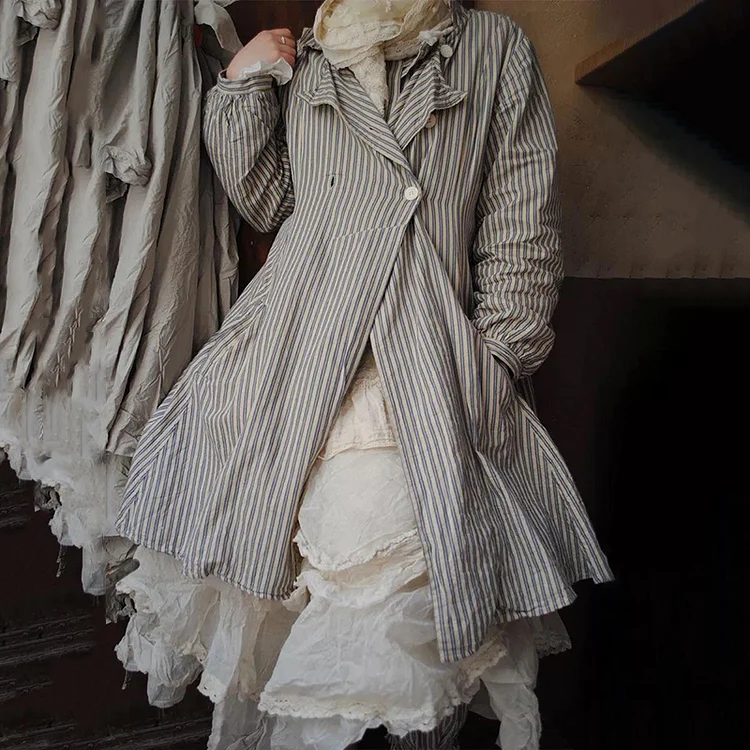 Vintage gestreifter lockerer Mantel mit umgeschlagenem Kragen und Knöpfen