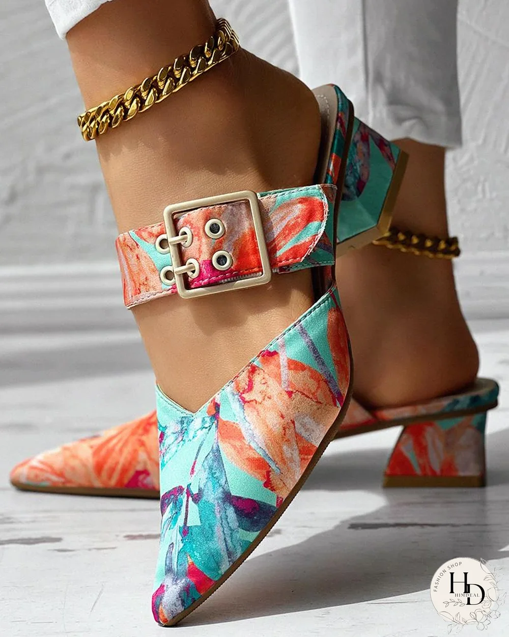 Sandalias gruesas con punta en punta y hebilla con estampado de plantas
