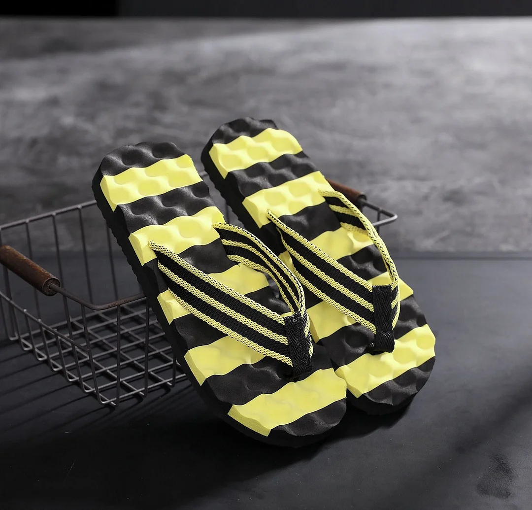 Men's New Massage Flip Flops Men's Summer Trend Korean Version of The Color Matching Beach Shoes Slippers Mens Slippers Indoor