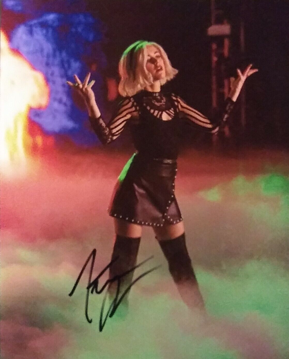 Kiernan shipka signed 8x10