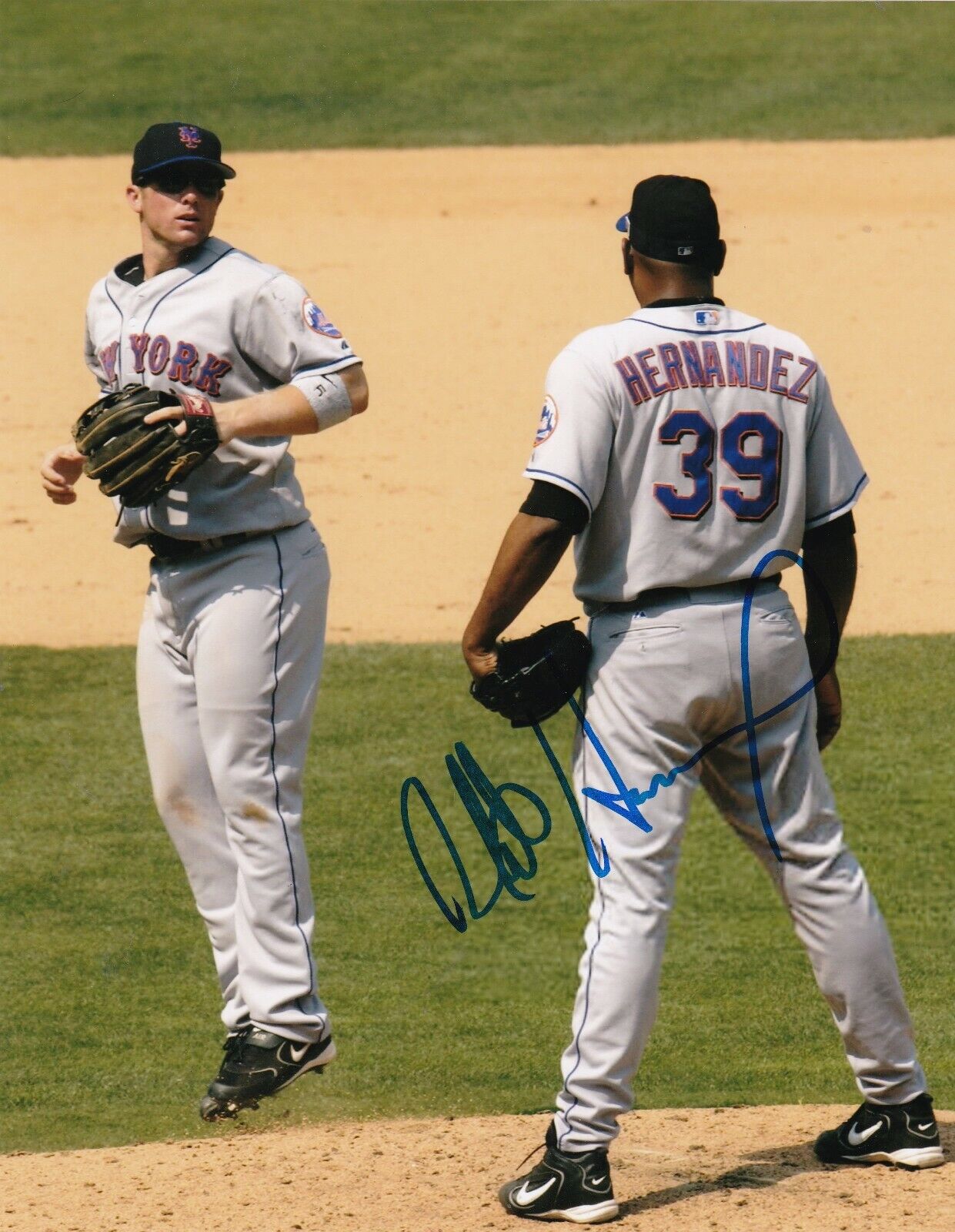 ROBERTO HERNANDEZ NEW YORK METS W/ DAVID WRIGHT ACTION SIGNED 8x10