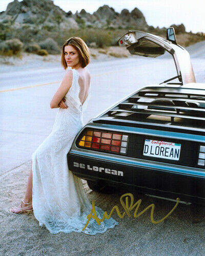 Autographed Photo Poster painting Amanda Peet Signed 8 x 10