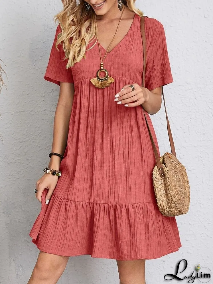 Lavender-coloured dress with V-neck and short sleeves