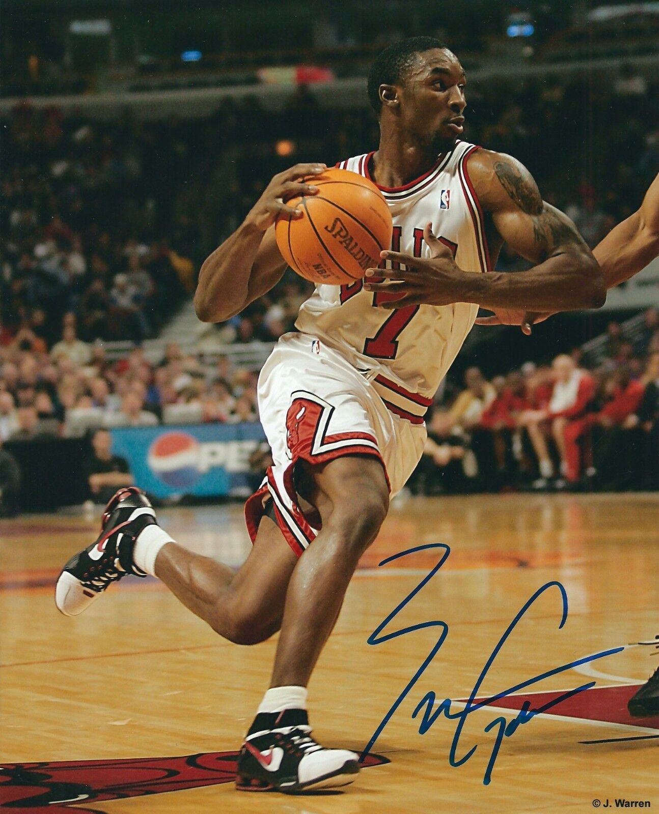 Signed 8x10 BEN GORDON Chicago Bulls Autographed Photo Poster painting w/COA