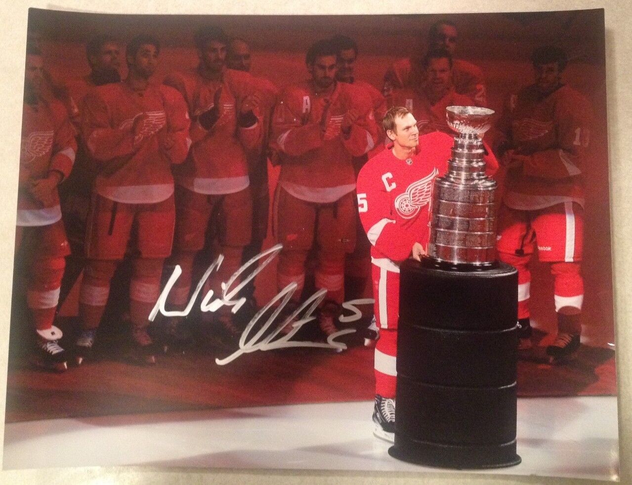 Detroit Red Wings NICKLAS LIDSTROM Signed 11x14