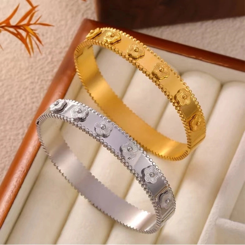Elegant Luxurious Classic Style Flower Titanium Steel 18K Gold Plated Bangle In Bulk