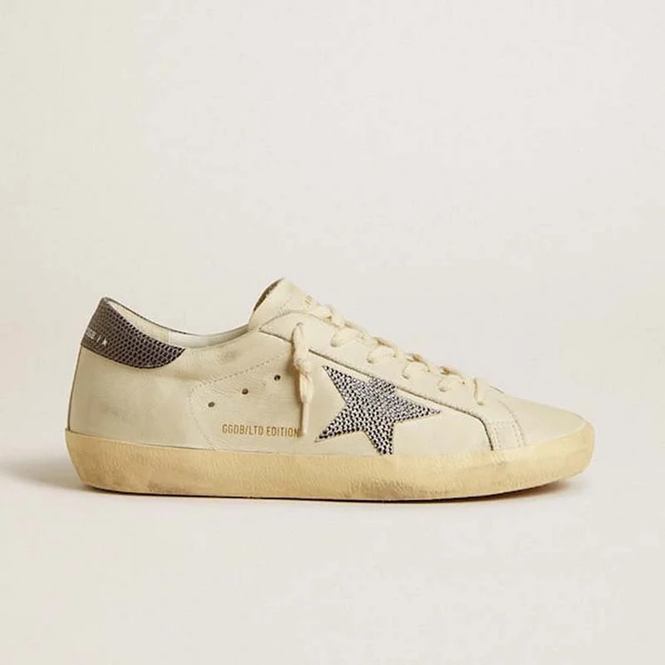 Golden Goose Super-Star LTD con estrella y cadena de cuero azul y detalle de perlas