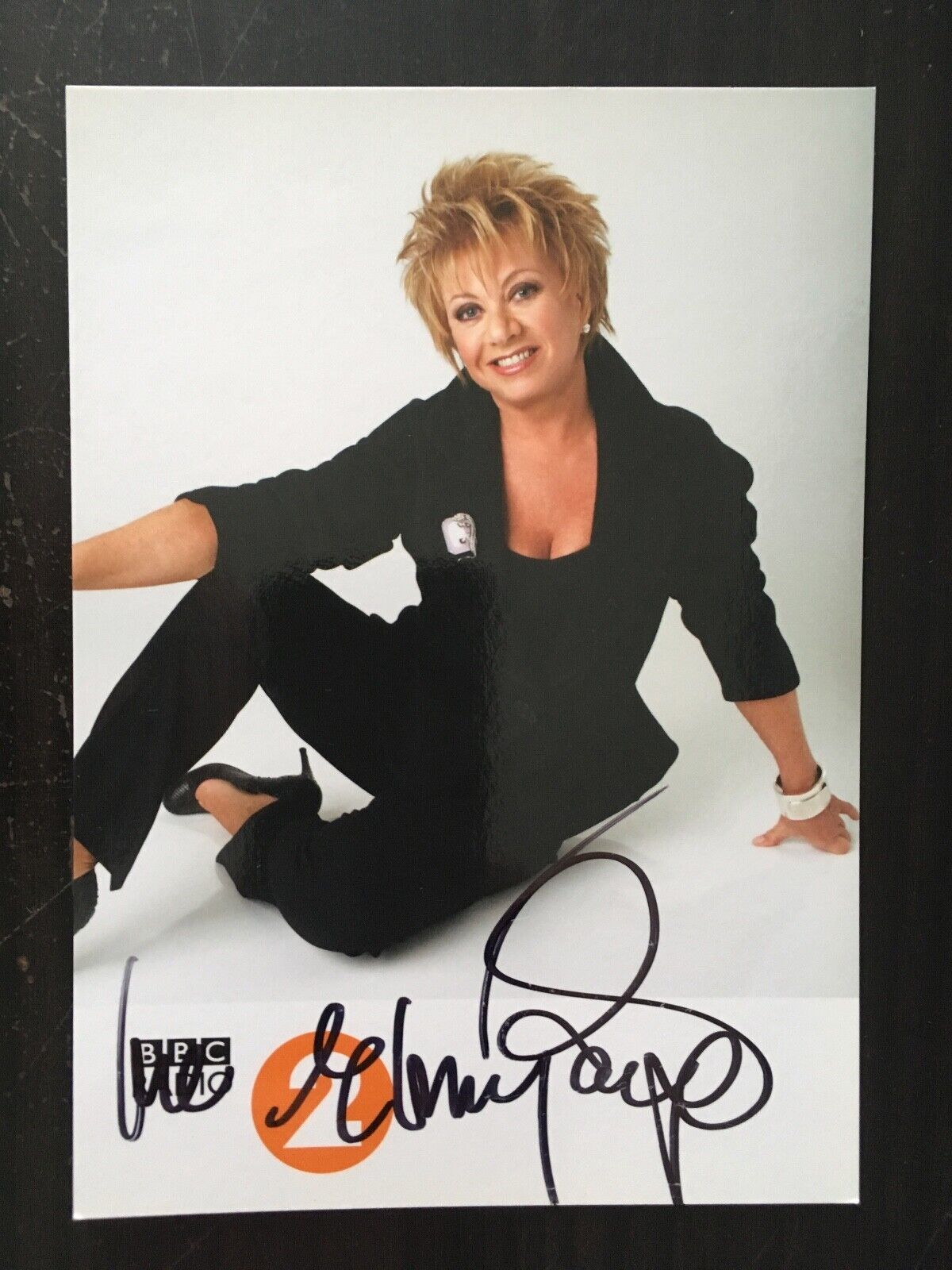 ELAINE PAIGE - SINGER / RADIO & TV PRESENTER - SUPERB SIGNED Photo Poster paintingGRAPH