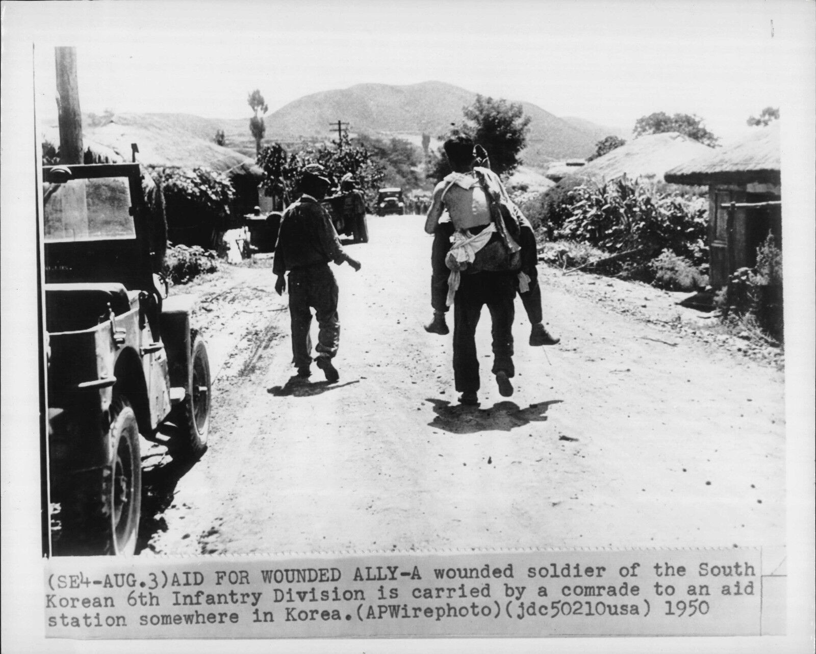South Korean Soldier Carries Wounded Buddy 1950 Korea War Press Photo Poster painting