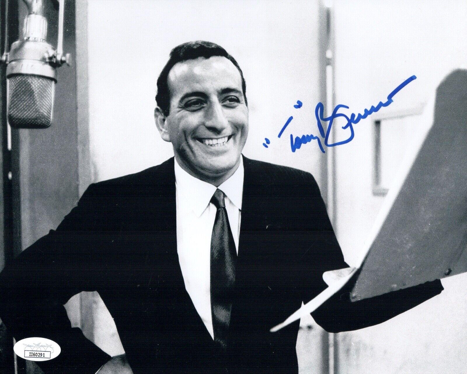 TONY BENNETT Signed 8x10 Photo Poster painting LEGENDARY Classic SINGER Autograph JSA COA Cert