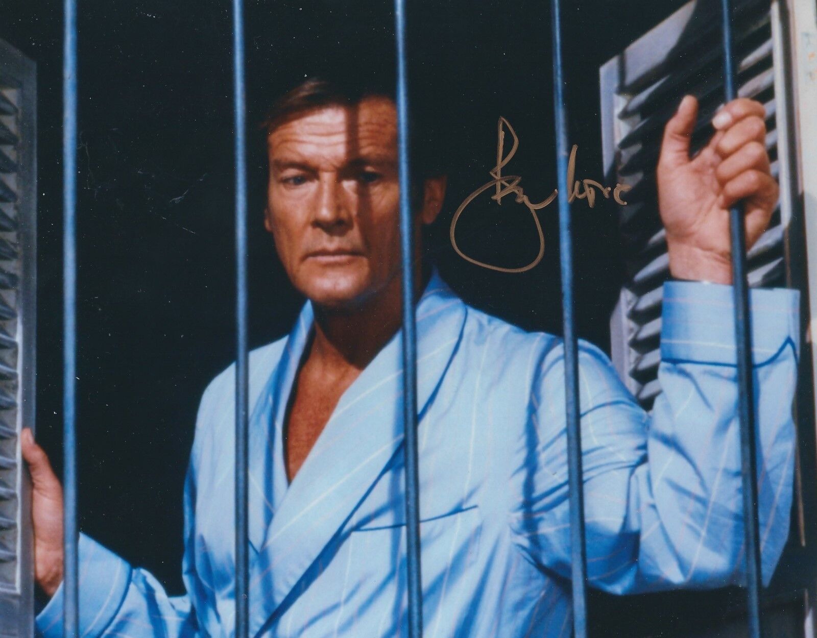 ROGER MOORE SIGNED 8x10 JAMES BOND 007 Photo Poster painting 17 - UACC & AFTAL RD AUTOGRAPH