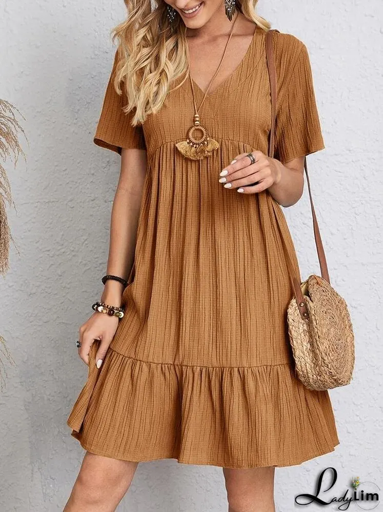 Lavender-coloured dress with V-neck and short sleeves