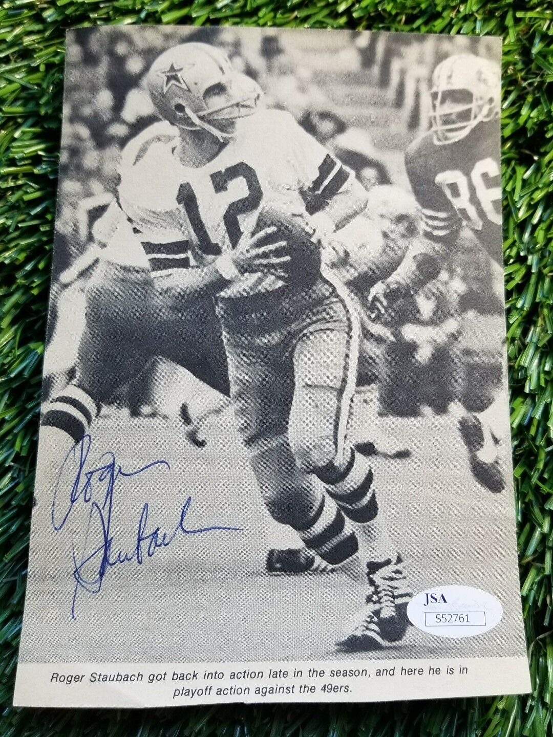 ROGER STAUBACH SIGNED BLACK & WHITE NEWSPAPER Photo Poster painting JSA/COA S52761 COWBOYS HOF