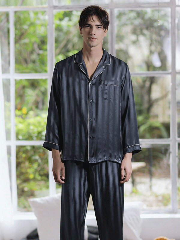 22 MOMME Pyjama en soie classique à rayures grises-noires homme 1