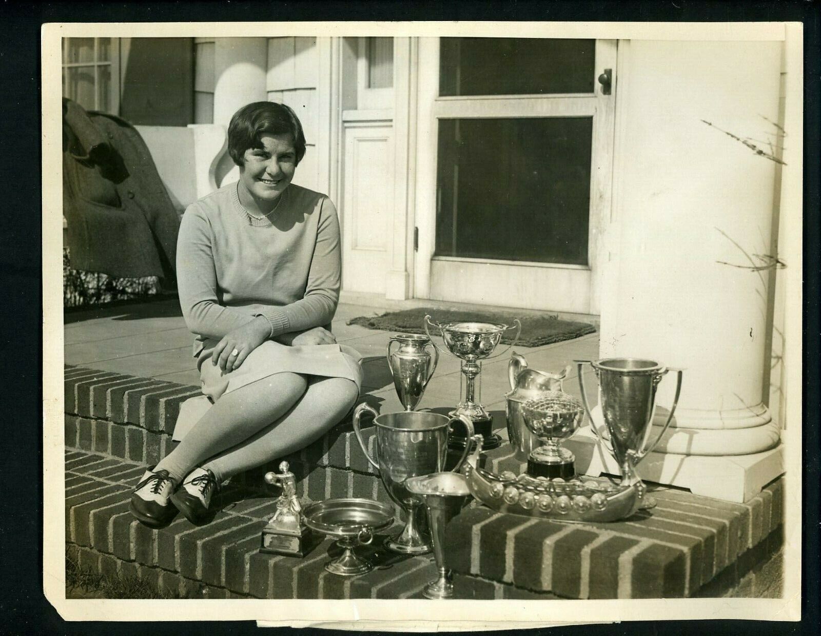 Helen Hicks 1929 Type 1 Press Photo Poster painting poses with golf trophies at Hewlett LI home