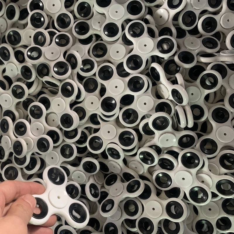 Fashion Solid Color Three-leaf Bracket Fingertip Gyro Toy