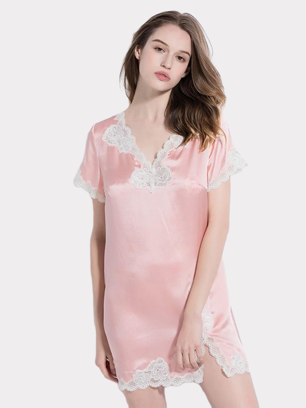 19 MOMME Chemise de nuit en soie rose à bords dentelle 1