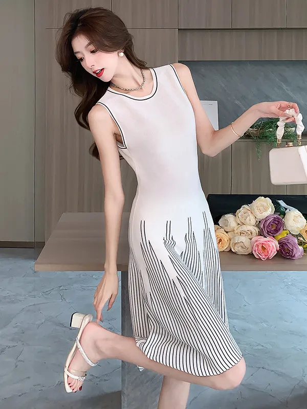 Uveng Real-Life French Style Sleeveless Knitted Dress A-Shaped Skirt With A Slim Waistcoat In Summer