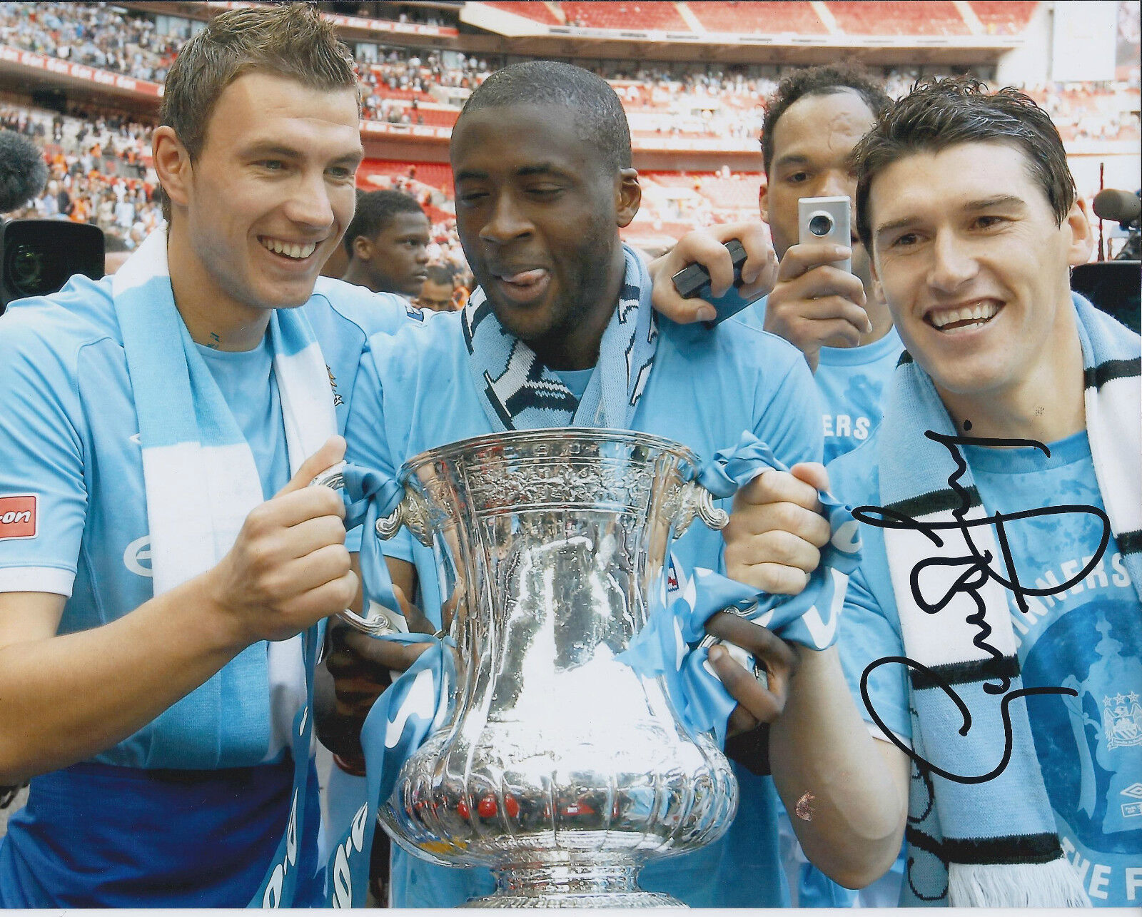 Gareth BARRY SIGNED Autograph 10x8 Photo Poster painting AFTAL COA Man City FA Cup WINNER RARE