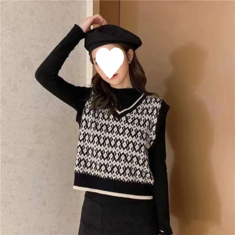 Uveng Uveng Woman's New Korean Version Of Knitted Vest In Autumn In The Autumn Of The Year, With A Sleeveless Top With A V-Neck Hit The Horse Clip Tide