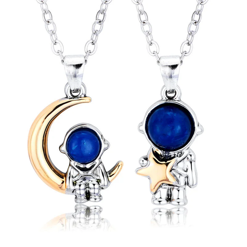 Buzzdaisy 2pcs/set Martian Astronaut Pendant Couples BFFs Necklaces