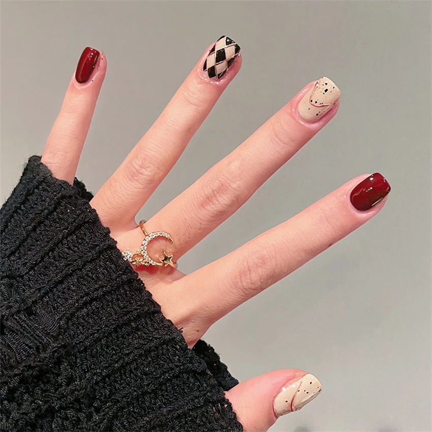 Qinice 24Pcs/Set Milkshake Diamond Lattice Wearing False Nails Tips Fall Winter Adhesive Fake Nails Removable French Press on Nail Art