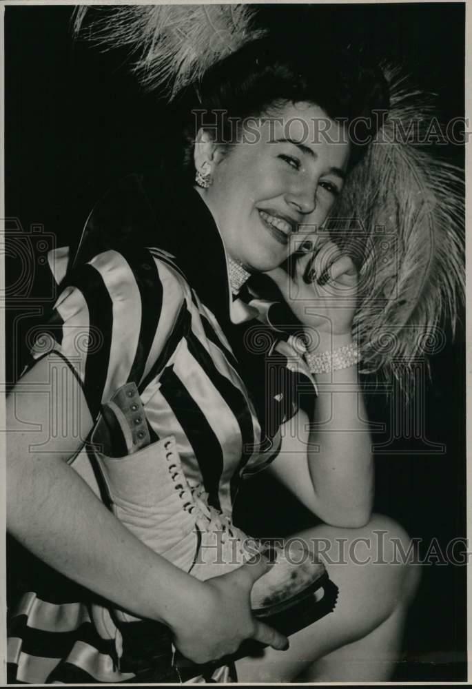 Press Photo Poster painting Dorothy Lewis, ice skating show star at Nicolet Hotel - lrx76699