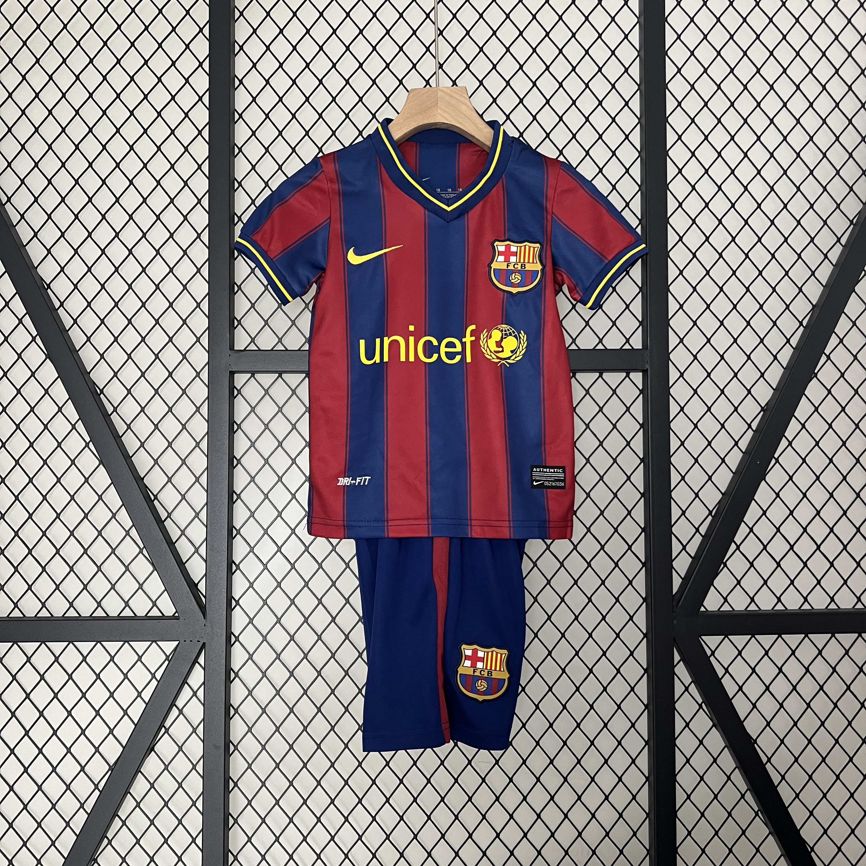 Retro B.A.R.S.A 2009-10 Home Stadium Kids Kit