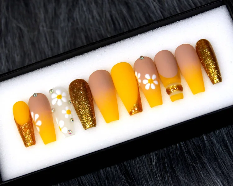 Daisy Ombre Delight Press On Nails