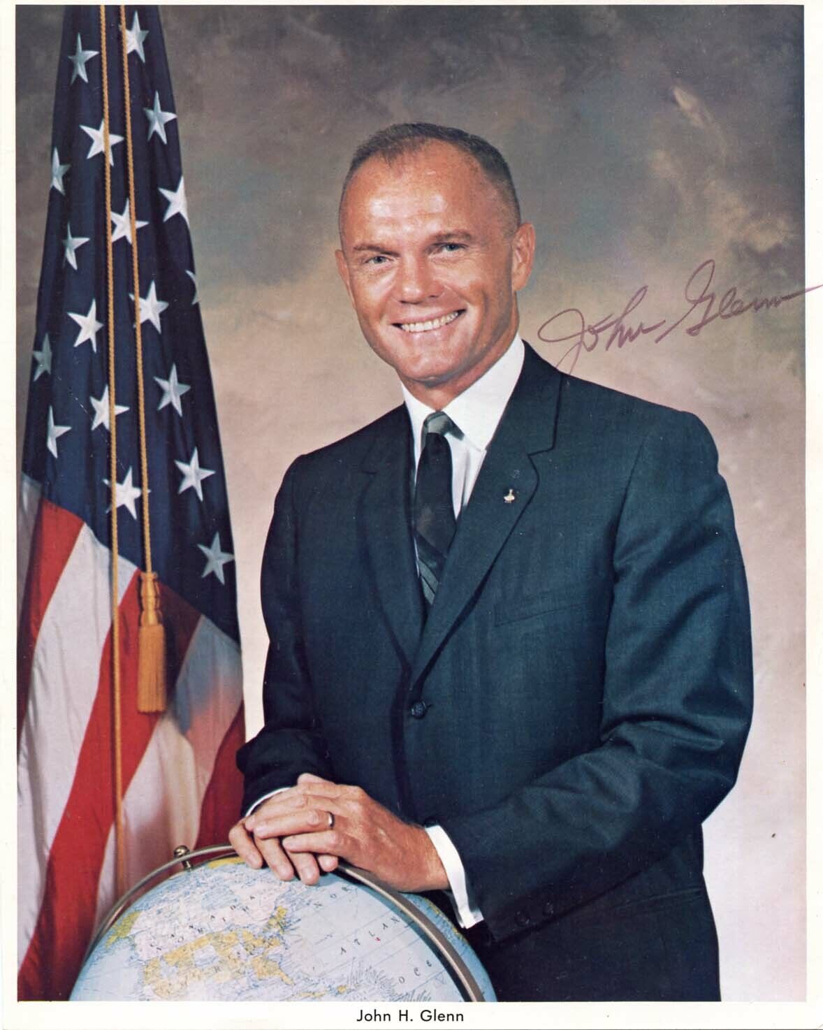 John Glenn (+) MARINE PILOT ASTRONAUT SENATOR autograph, signed vintage Photo Poster painting