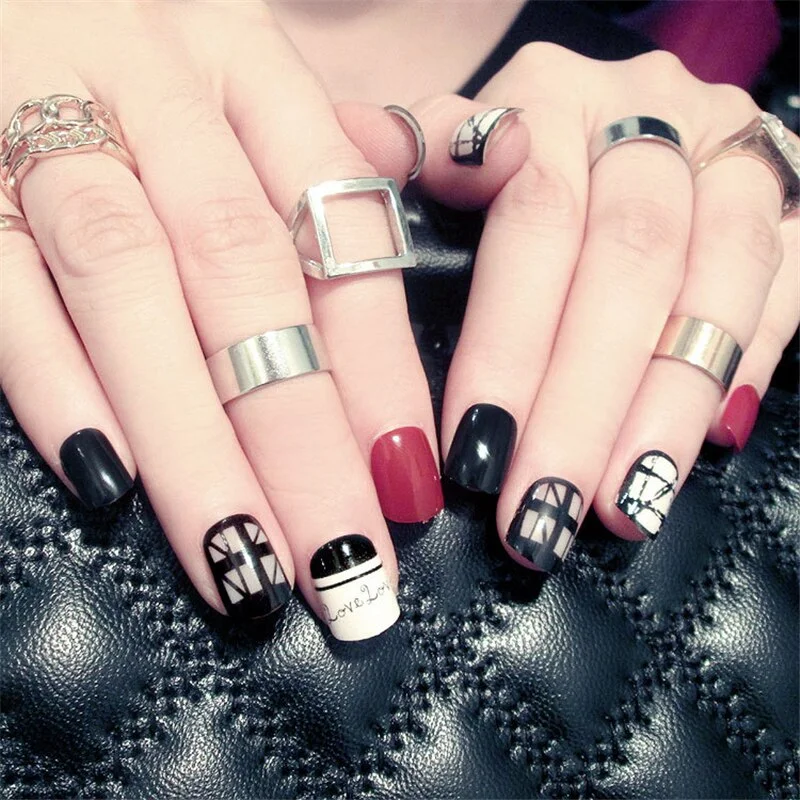 24Pcs False Nail Elegant Black White Lattice  Line Pattern Decorated Short Lady Full Cover Press on Nails with Glue Sticker-Nail Inspo