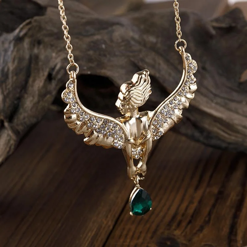 Creative Diamond-encrusted Queen's Angel Wings Emerald Necklace