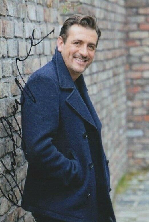 Chris Gascoyne **HAND SIGNED** 6x4 Photo Poster painting ~ Coronation Street ~ AUTOGRAPHED