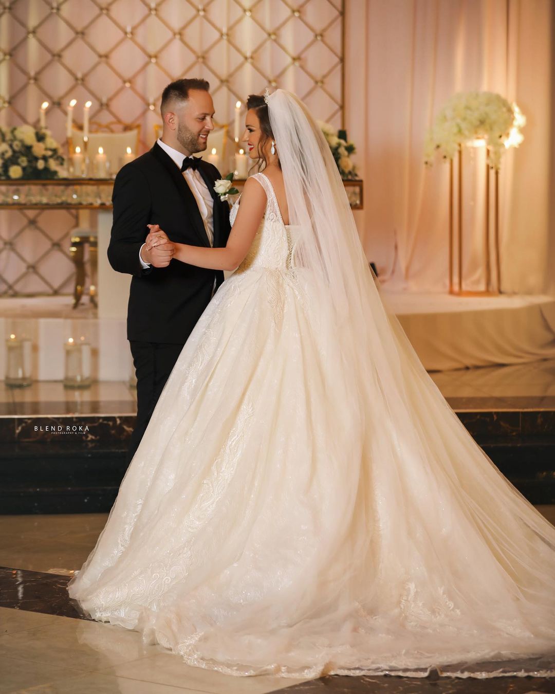 Ball Gown V-Neck Tulle Elegant Wedding Dresses with Buttons