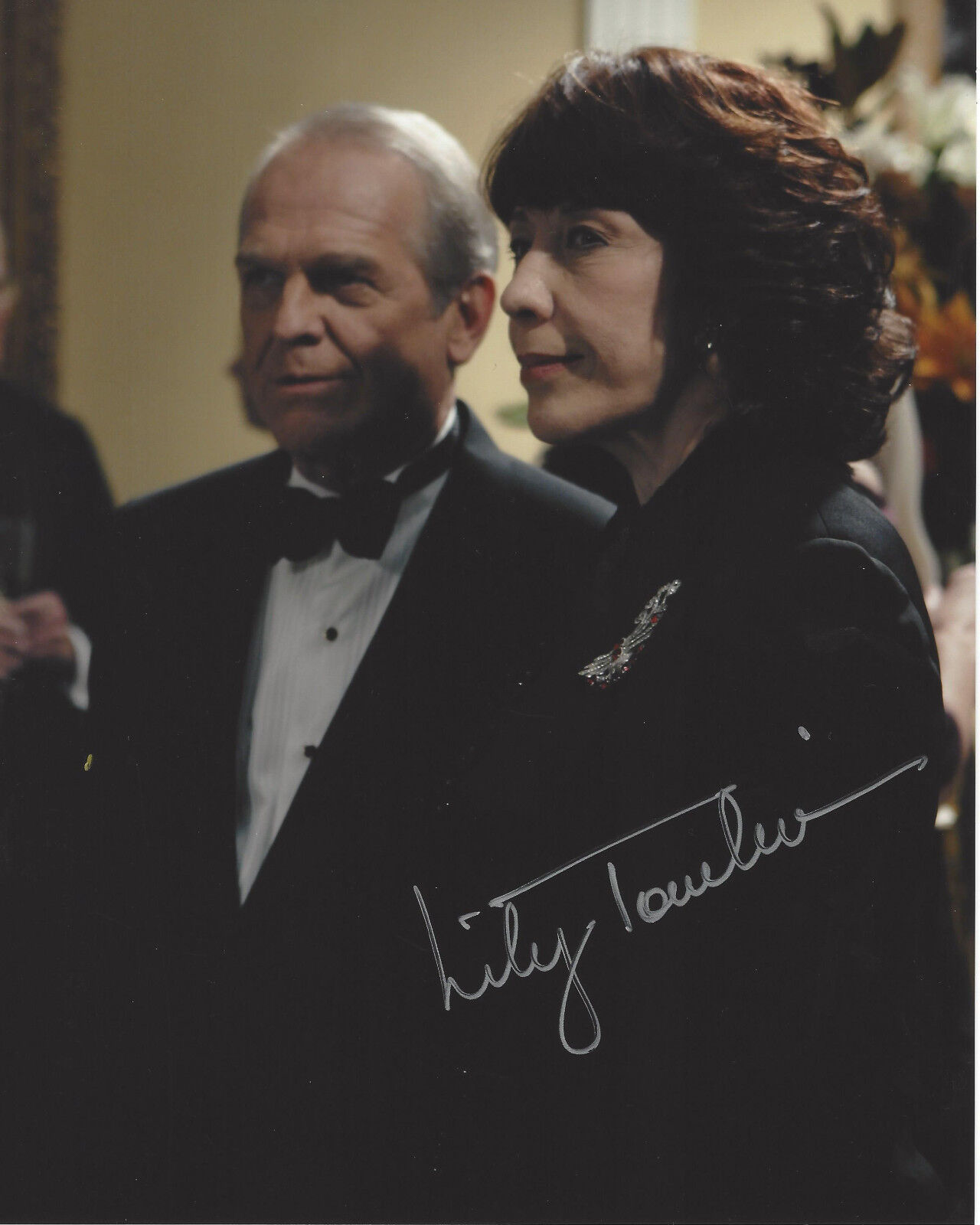 LILY TOMLIN SIGNED AUTHENTIC 'THE WEST WING' DEBORAH 8X10 Photo Poster painting 1 w/COA ACTRESS