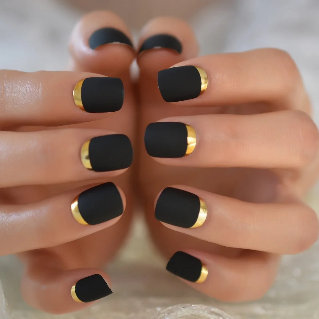 Matte Black Full Cover Short Round Press On Nails Gold Metallic Line Designed Plastic Frosted Cute Fake False Nails Set 24pcs-Nail Inspo