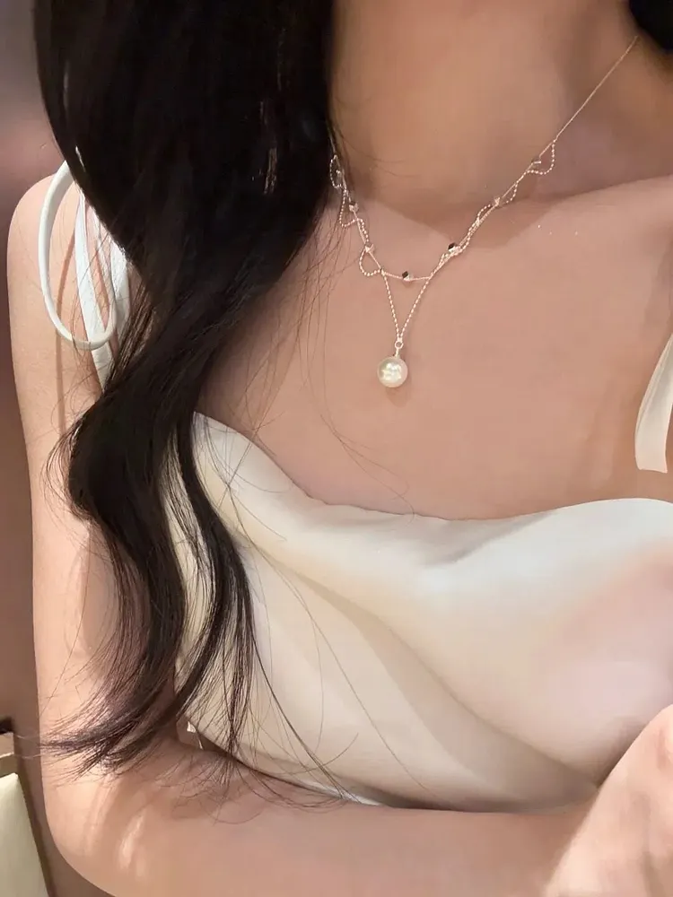 French-style pearl pendant necklace