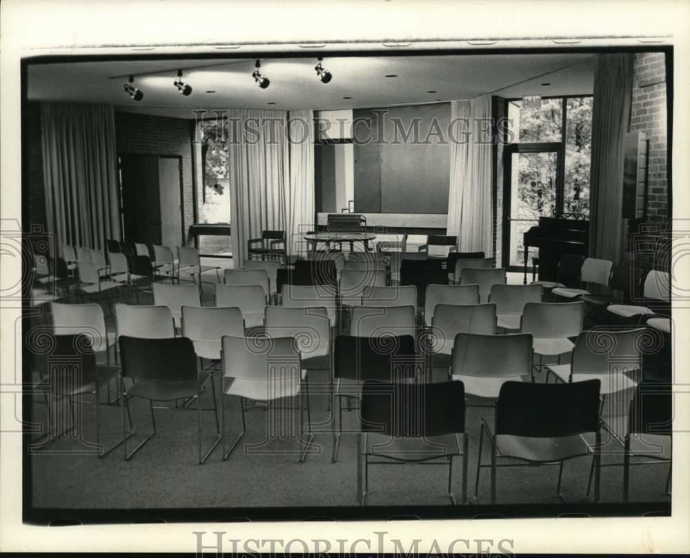 Press Photo Poster painting Auditorium in Bethlehem Public Library, Delmar, New York - tua71390