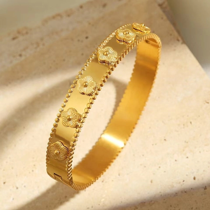 Elegant Luxurious Classic Style Flower Titanium Steel 18K Gold Plated Bangle In Bulk